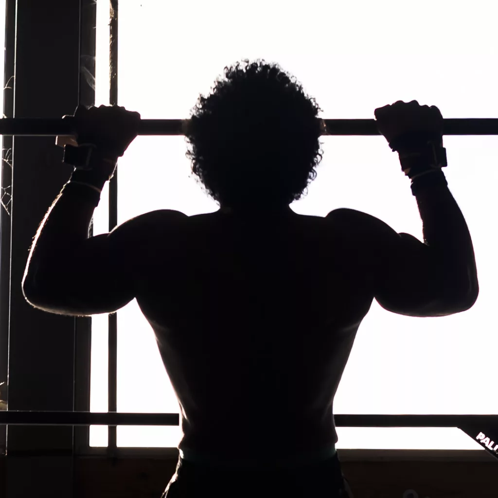 Le coach Boone, Benjamin Dagnault, réalise une traction à la salle de CrossFit.
