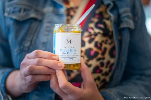 invité montrant son produit pendant une réunion BNI à Châtellerault